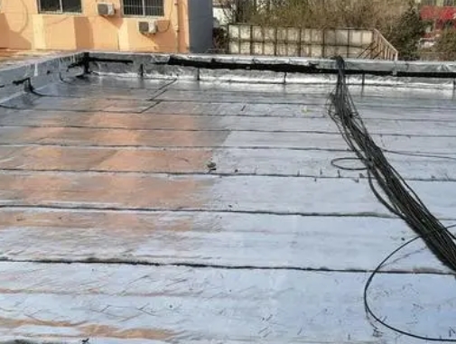 宜昌卫生间漏水维修公司分享下宜昌屋面楼顶防水刚性防水层施工要点。
